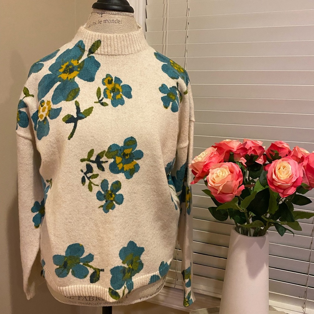 Beautiful sweater! Still brand new with out the tags